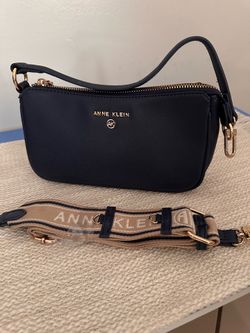 Cartera color azul marino.