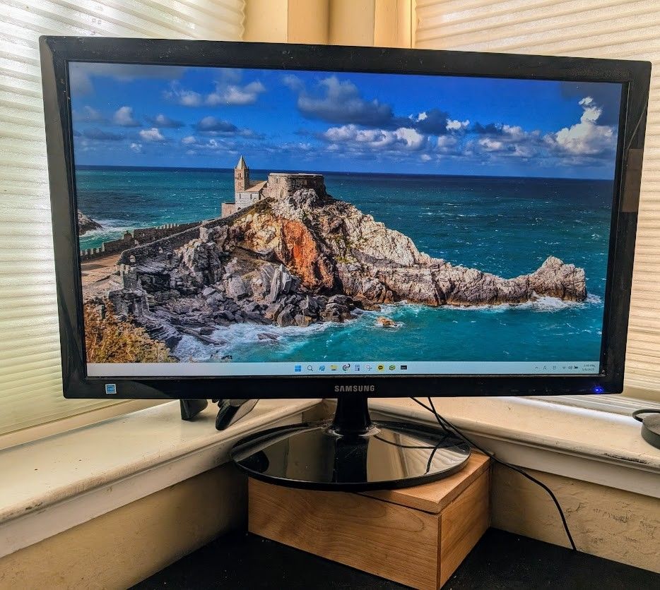 Samsung 24" LCD computer monitor in like new condition