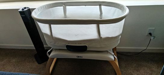 Off white smart bassinet