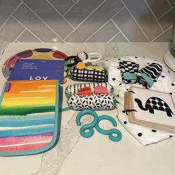 Lovevery The Looker Play Kit