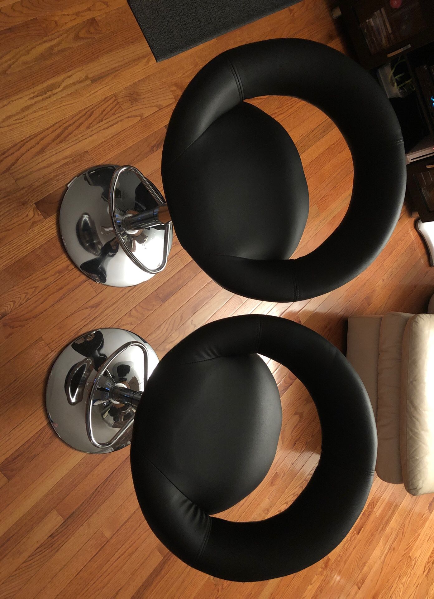 Bar stools adjustable