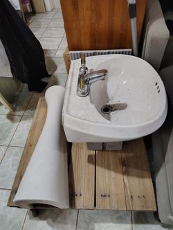 Pedestal Sink No Cracks