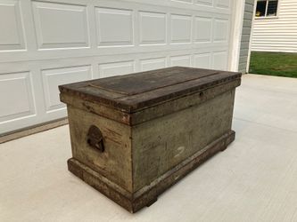 Antique carpenter's trunk (coffee table)