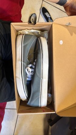 Size 9.5 MEN’S stormy weather vans