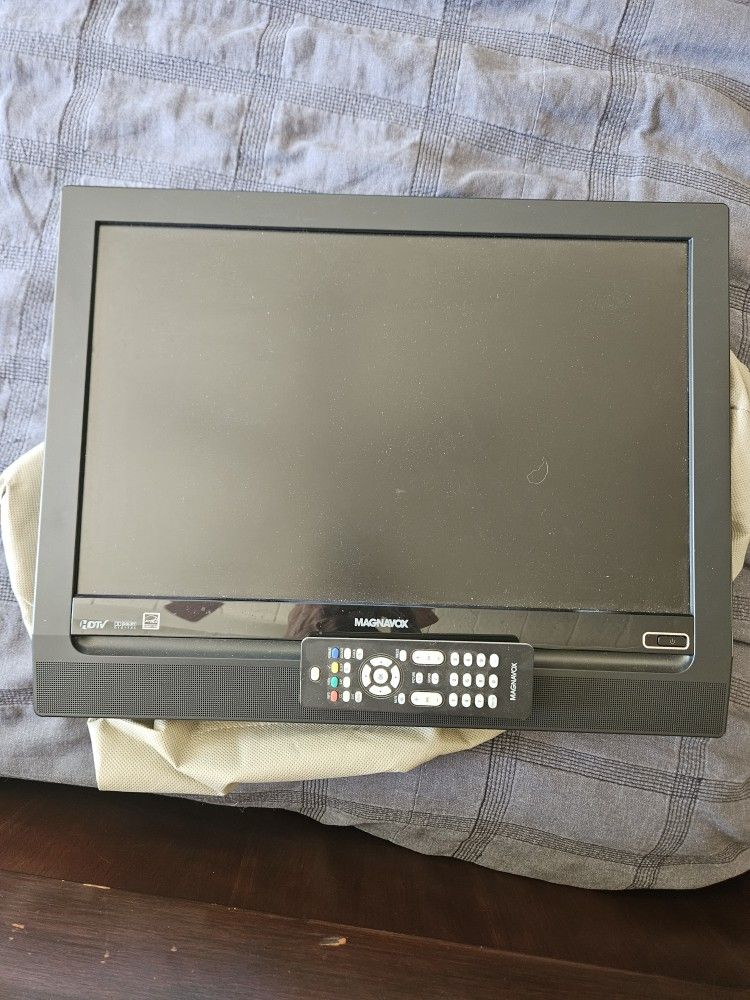 MAGNAVOX 19MF337B/27 LCD 19" TELVISION With REMOTE