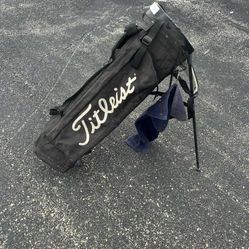 Black Titleist golf bag stand bag with dividers & many pockets with towel