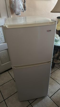 SANYO MINI REFRIGERATOR