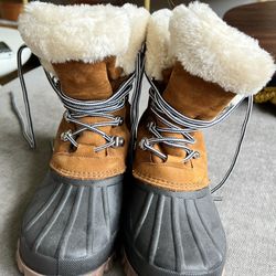 J. Crew Perfect Winter boots with sherpa in size 8 Weatherproof - New.