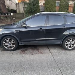 2014 Ford Escape titanium Broken transmission