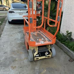 A2015 JLG 1230ES Vertical Mast Lift 12 ft max platform height 500 lb max weight capacity 483 hours