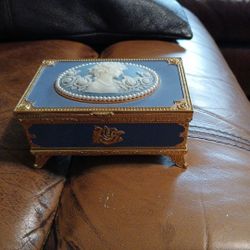 Vintage Cameo Lid Footed Music Jewelry Tinker Box