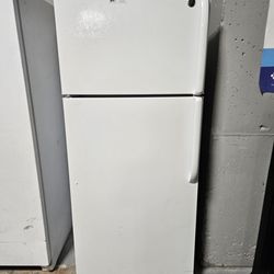 GE 18 CuFt Top Freezer Refrigerator 