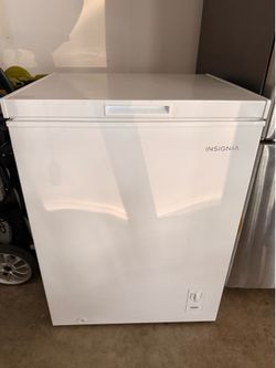 Insignia Chest Freezer White