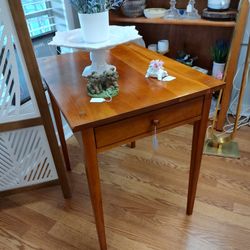 Harden Solid Wood Hepplewhite Style End Table