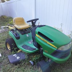 John Deere 102 5 Speed Riding Lawn Mower *BREAKING FOR PARTS- SEE DESCRIPTION