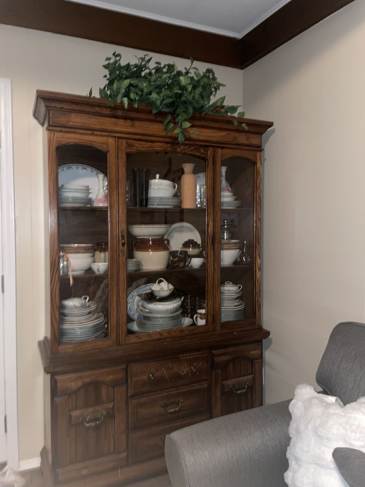 🌟 Antique China Cabinet and Buffet with Lights! 🌟