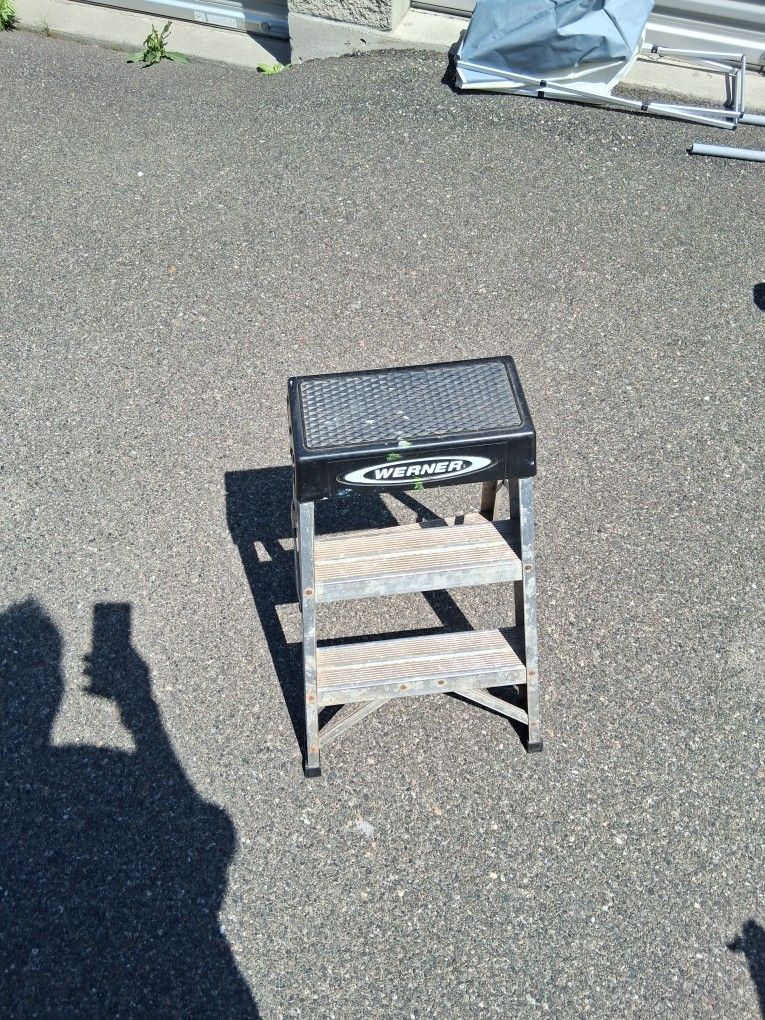 SHORT 2'WERNER STEP LADDER2'