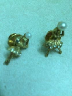 This vintage pair of ballerinas holding a pearl in each their tutus are crystal studded
