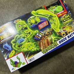 Hot Wheels Monster Trucks Arena Smashers Glow-in-the-Dark Gunkster Set