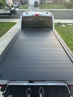 Retractable bed cover