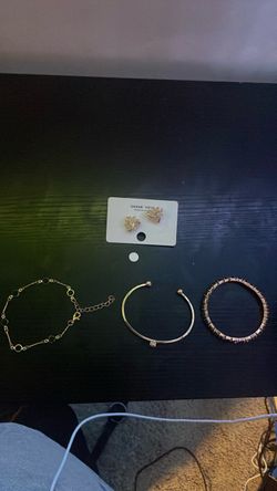 Jewelry three bracelets, one pair of earrings Jewelry three bracelets, one pair of earrings