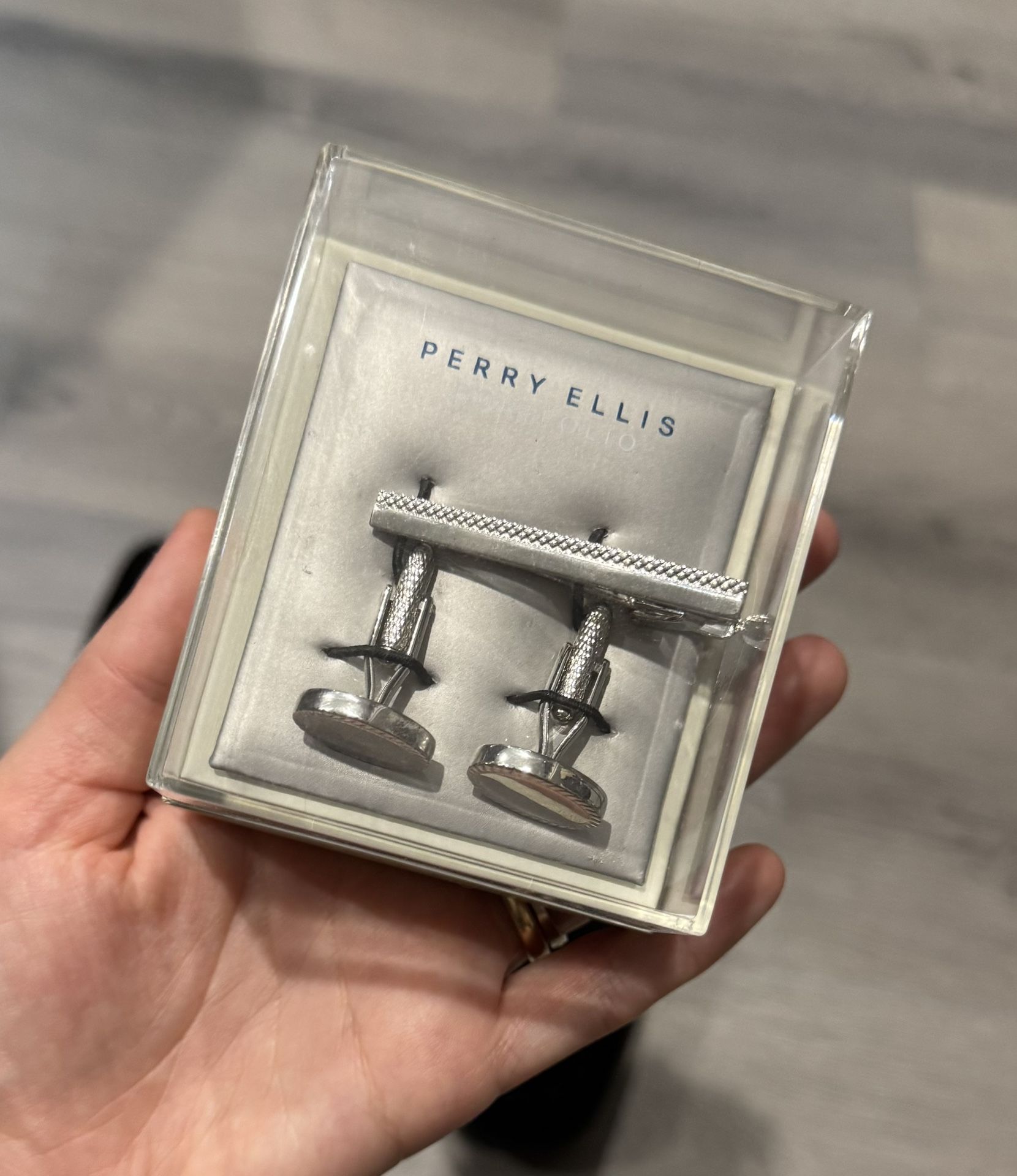 Cufflinks Perry Ellis + tie bar set.