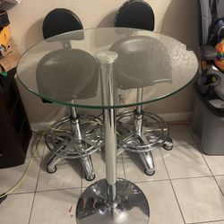 table + 2 Metalic chairs