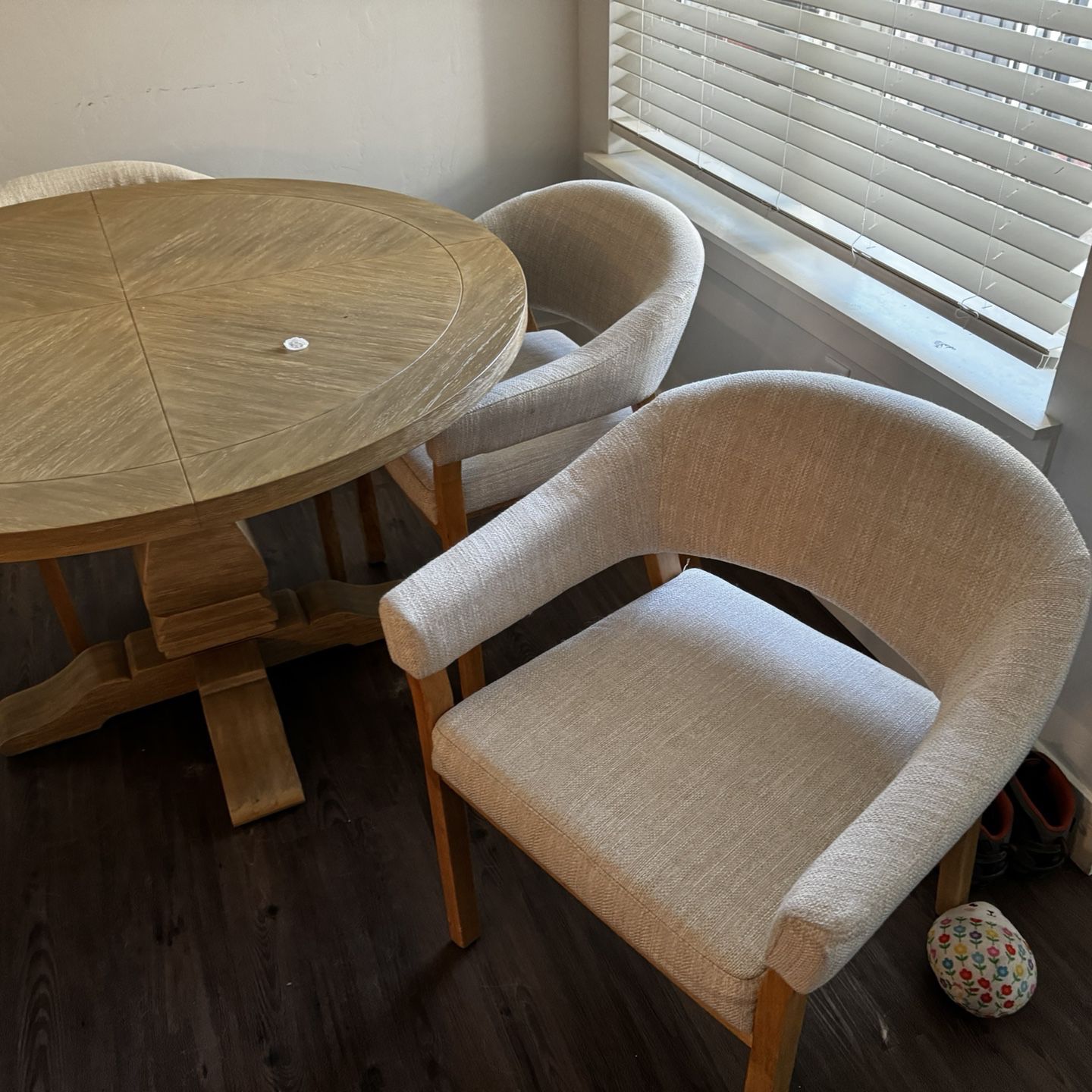 Round Table With Chairs 
