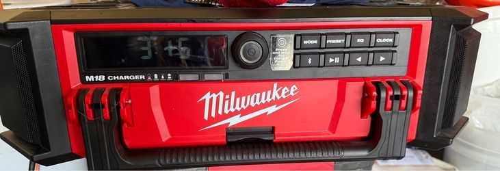 M18™ Jobsite Radio + Charger w/ PACKOUT™ Compatibility