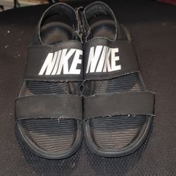 Nike Womens Black Strappy Flat Sandals Size 7