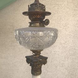 ANTIQUE BRASS BANQUET PARLOR OIL LAMP WITH CLEAR  CUT GLASS FONT