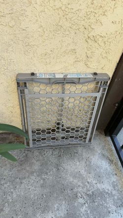 Plastic dog gate