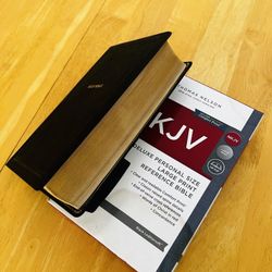 NKJV, Deluxe Thinline Reference Bible, Leathersoft, Black, Red Letter, Comfort Print: Holy Bible, Ne
