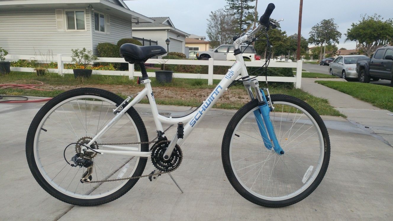 26 WOMEN S SCHWINN LINK HYBRID COMFORT BIKE for Sale in Fullerton