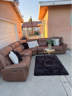 Ashely’s furniture brown sectional couch 🛋️
