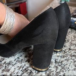 LIKE NEW Sz 7 Black Suede Comfortable Hills SALE SALE $20 🍀