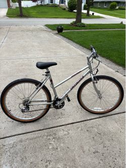 Specialized hard rock women’s mountain bike 18” frame 26” wheels  21 speeds Shimano components Great condition