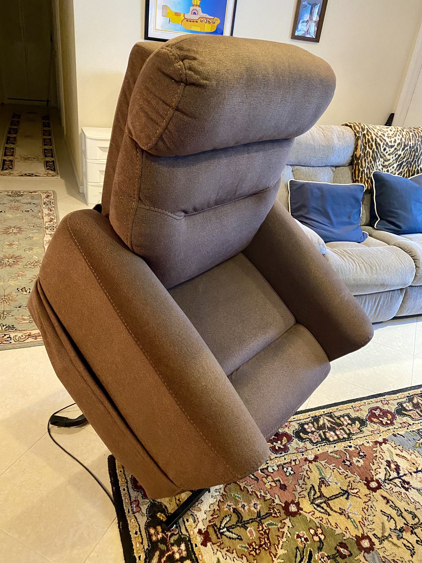 LIKE NEW: CITY FURNITURE, LIFT Chair RECLINER by owner. 