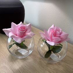 Home Decor / 2 Small Glass Vases With Flowers 