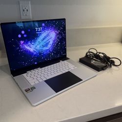 ASUS ROG Zephyrus G16 OLD RTX 4070 32GB RAM 2TB SSD 240Hz White Gaming Laptop