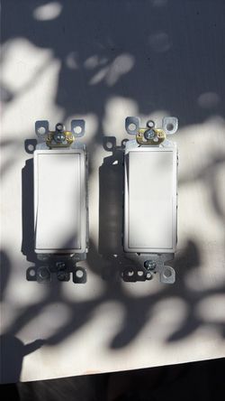 Leviton Decora Rocker Light Switches – Lot of 2