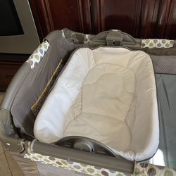 Play yard - Graco pack n play / play yard / play pen / change table / crib Includes bassinet and changing table Easy compact and store Has mobile and 