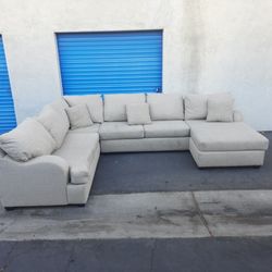 Modern Huge Sectional Couch 🛋 Very Clean And Nice 🛋 