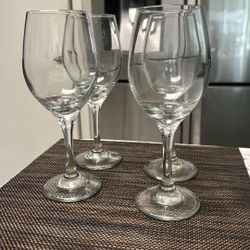Set of four glasses 