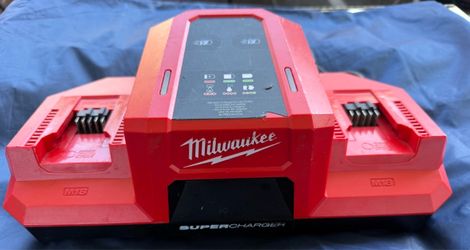 Milwaukee Dual Bay Super Charger