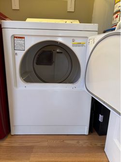 Reliable white Maytag Performa gas dryer has multiple auto dry cycles for regular fabrics and wrinkle-free cotton. This unit is an oversize capacity p