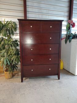 🌹 in like new condition solid wood tall dresser 🥀