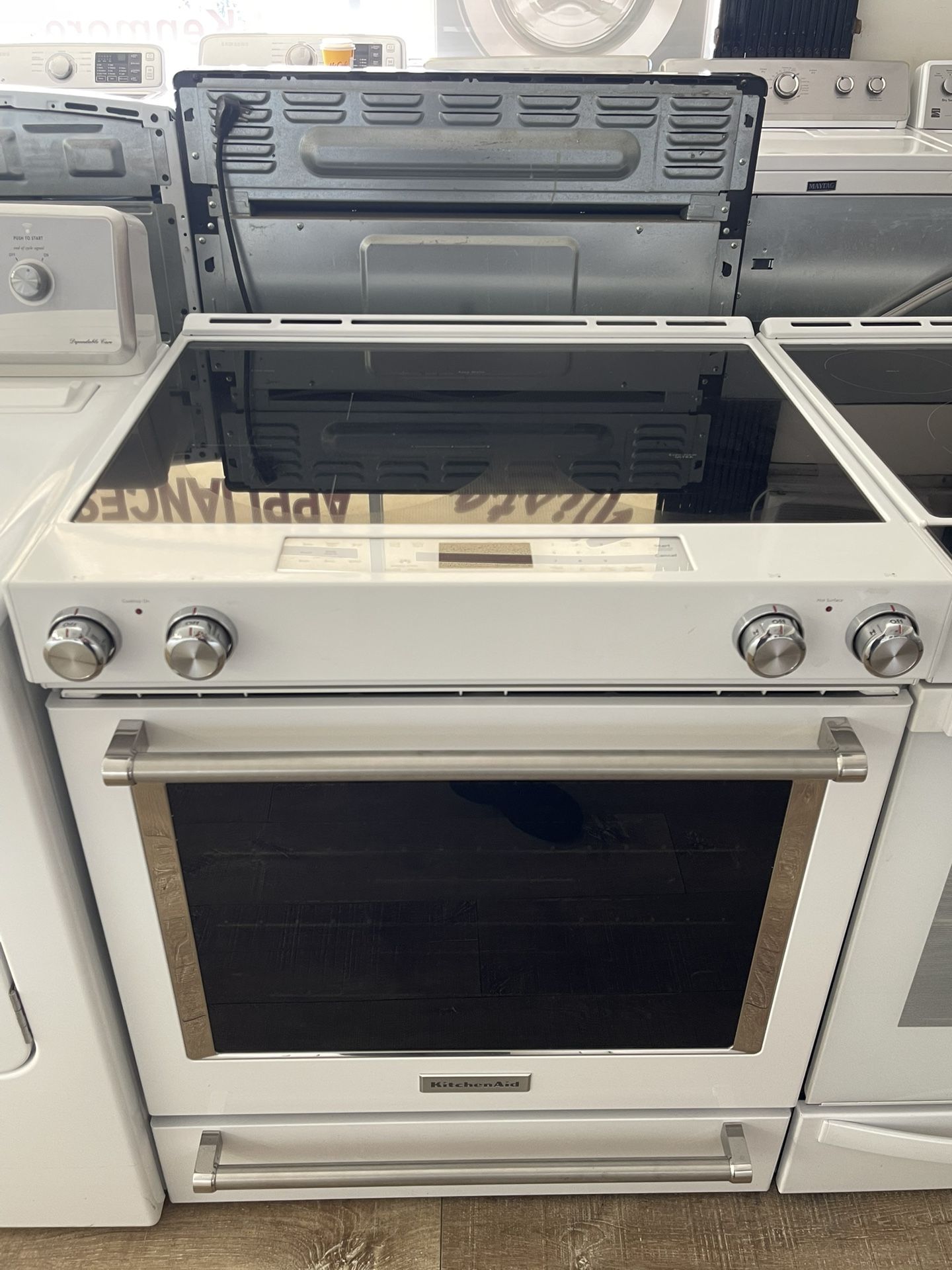 Kitchen Aid Glass Top Electric Stove In Excellent Condition