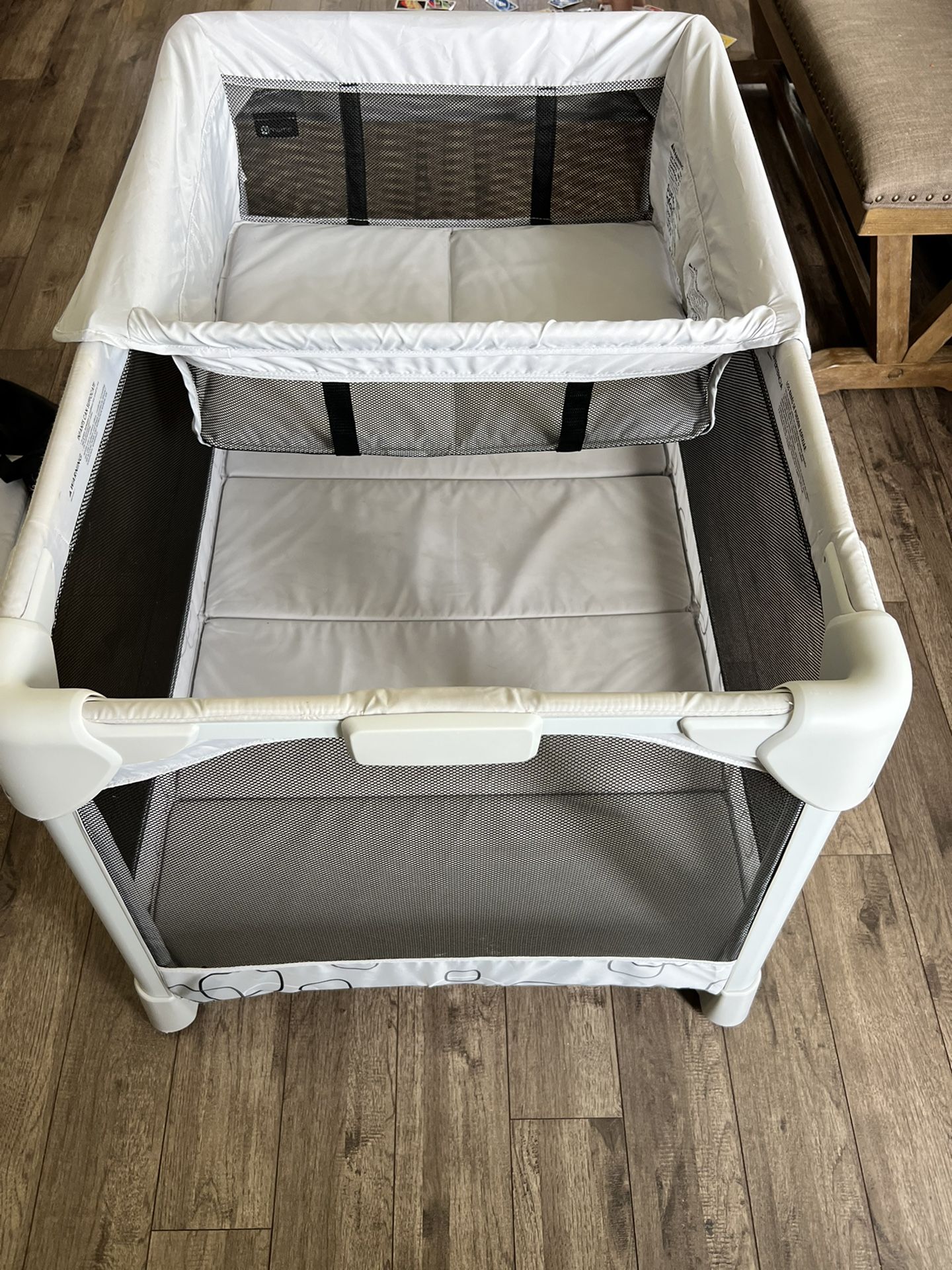 4moms breeze classic portable playard with removable bassinet