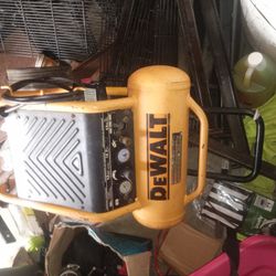 DeWalt 4,5 Gallon Wheelbarrow Type Air Compressor 